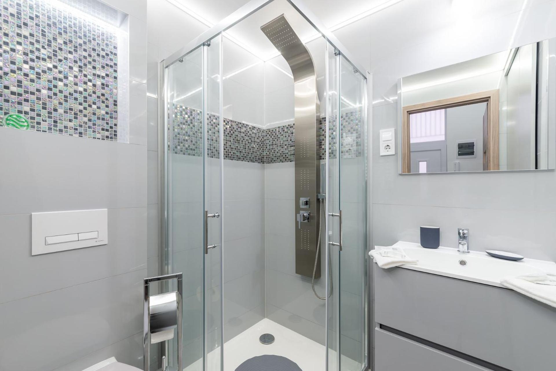 Modern - Close To Park Apartment