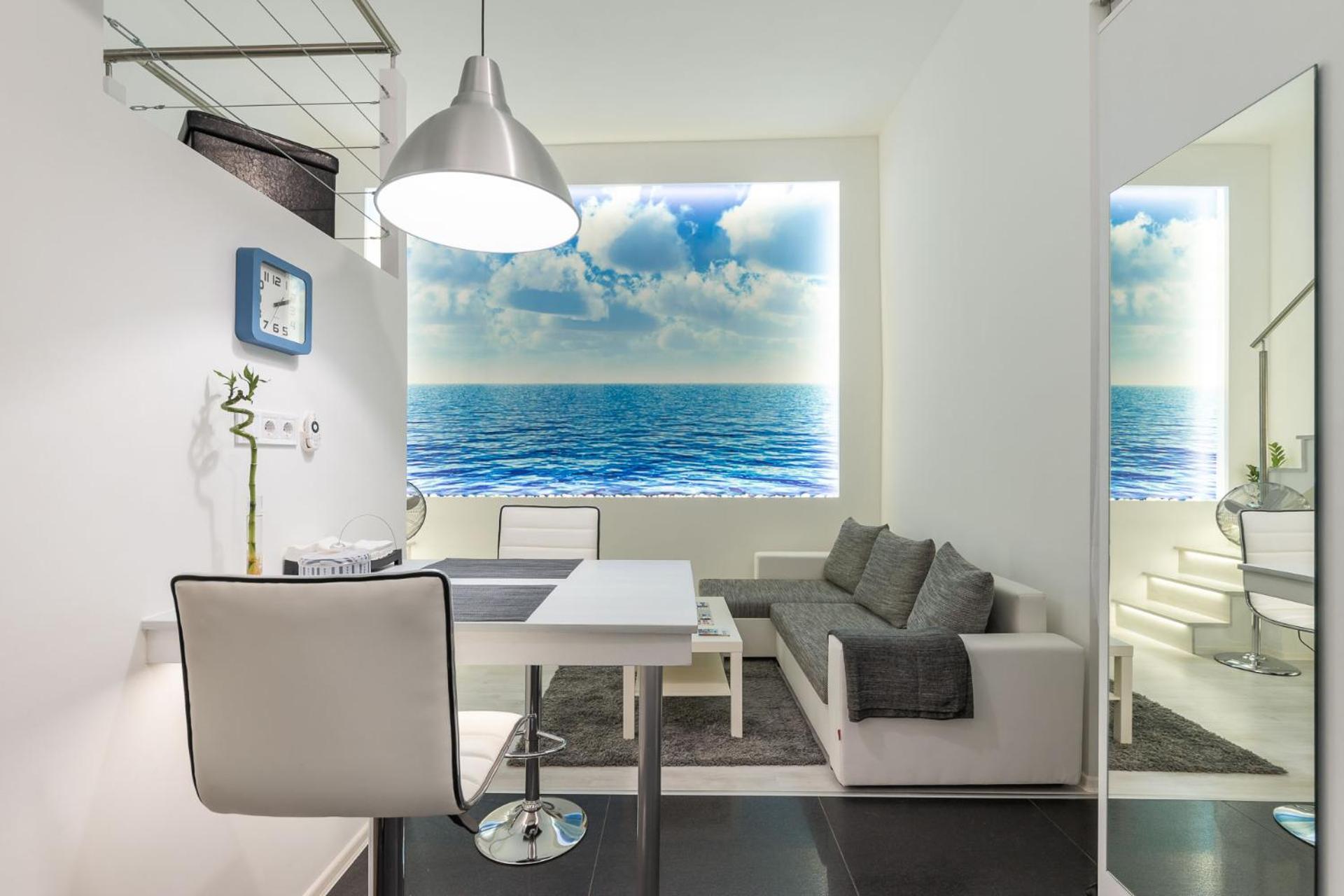 Modern - Close To Park Apartment